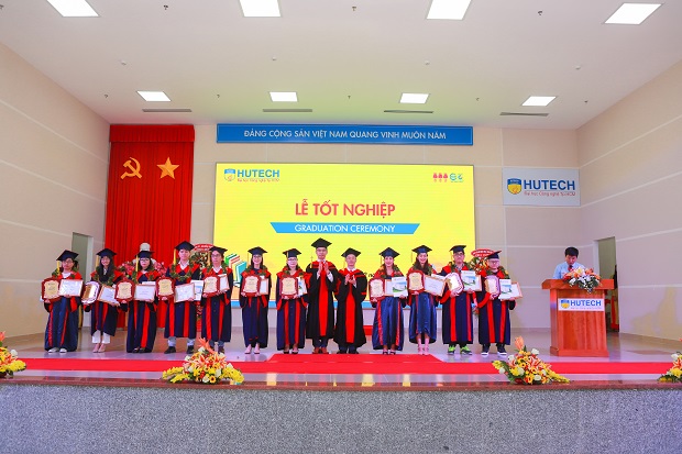 Rộn ràng lễ trao bằng tốt nghiệp cho các tân Cử nhân, Kỹ sư, Dược sĩ, Kiến trúc sư HUTECH 60