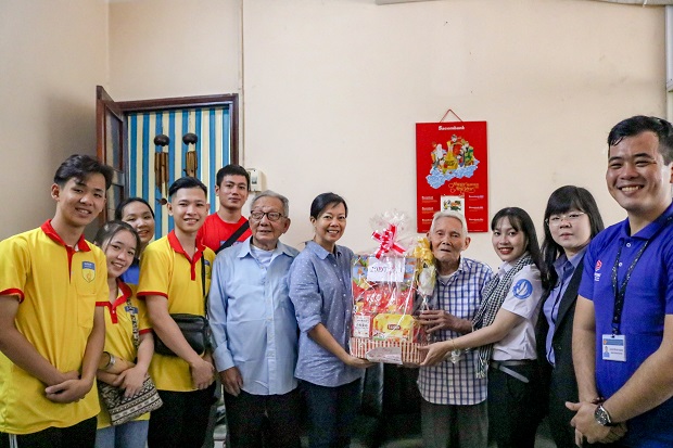 Following the footsteps of the Spring Volunteer Campaign, students of the Faculty of Finance and Commerce bring the season of joy to every home. 77