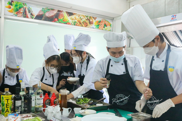 Nhiều đầu bếp trẻ tiềm năng lộ diện tại vòng Chung kết cuộc thi nấu ăn với nho khô California 84