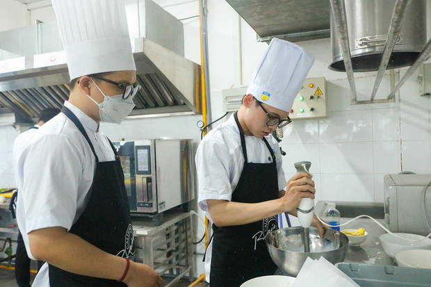 Nhiều đầu bếp trẻ tiềm năng lộ diện tại vòng Chung kết cuộc thi nấu ăn với nho khô California 74