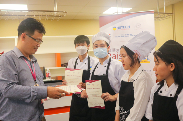 Nhiều đầu bếp trẻ tiềm năng lộ diện tại vòng Chung kết cuộc thi nấu ăn với nho khô California 229