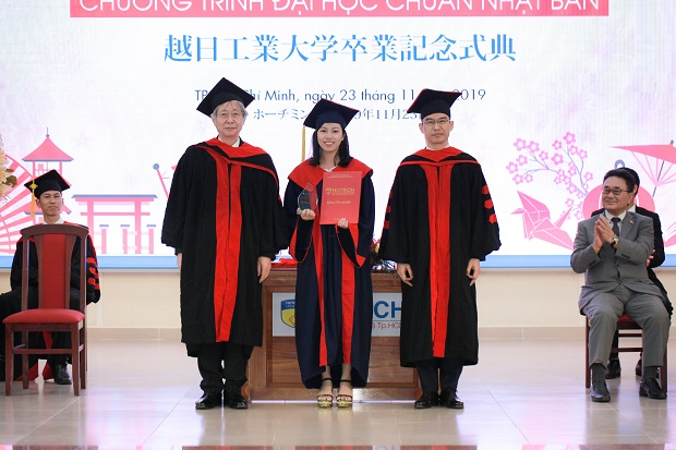 Khóa đầu tiên của chương trình Đại học chuẩn Nhật Bản tốt nghiệp 49