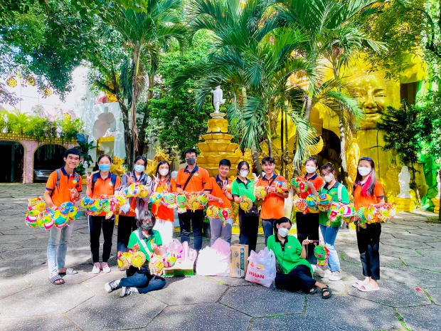 Đội Thanh niên Xung kích HUTECH mang Trung thu đến cho các em nhỏ tại chùa Kỳ Quang II 37