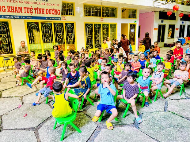 Đội Thanh niên Xung kích HUTECH mang Trung thu đến cho các em nhỏ tại chùa Kỳ Quang II 40