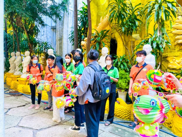 Đội Thanh niên Xung kích HUTECH mang Trung thu đến cho các em nhỏ tại chùa Kỳ Quang II 43