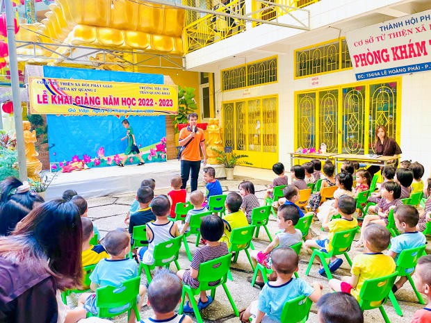 Đội Thanh niên Xung kích HUTECH mang Trung thu đến cho các em nhỏ tại chùa Kỳ Quang II 8