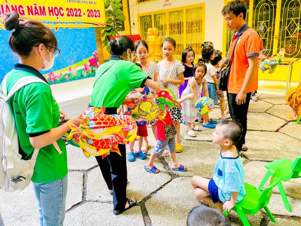 Đội Thanh niên Xung kích HUTECH mang Trung thu đến cho các em nhỏ tại chùa Kỳ Quang II 52