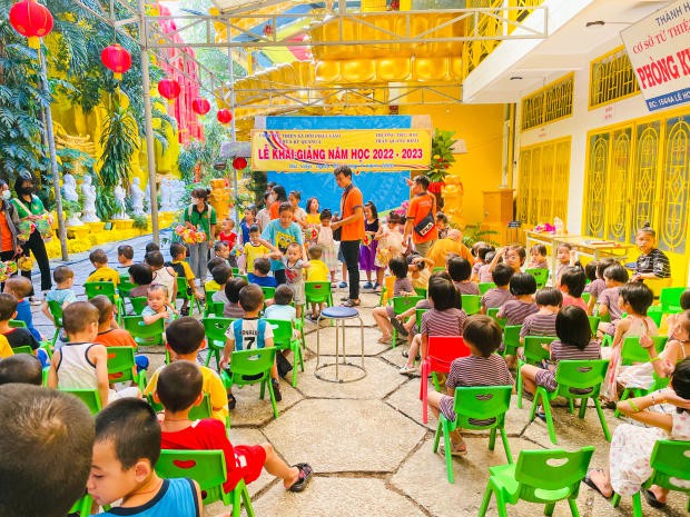 Đội Thanh niên Xung kích HUTECH mang Trung thu đến cho các em nhỏ tại chùa Kỳ Quang II 55