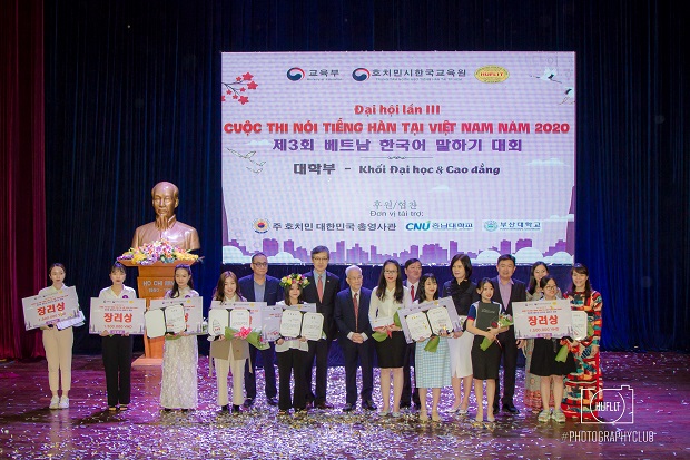 Sinh viên Viện Công nghệ Việt - Hàn HUTECH giành giải Nhất tại Cuộc thi nói tiếng Hàn năm 2020 24