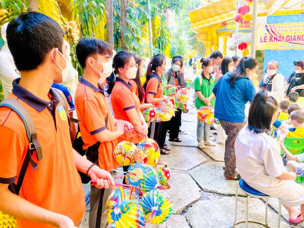Đội Thanh niên Xung kích HUTECH mang Trung thu đến cho các em nhỏ tại chùa Kỳ Quang II 23
