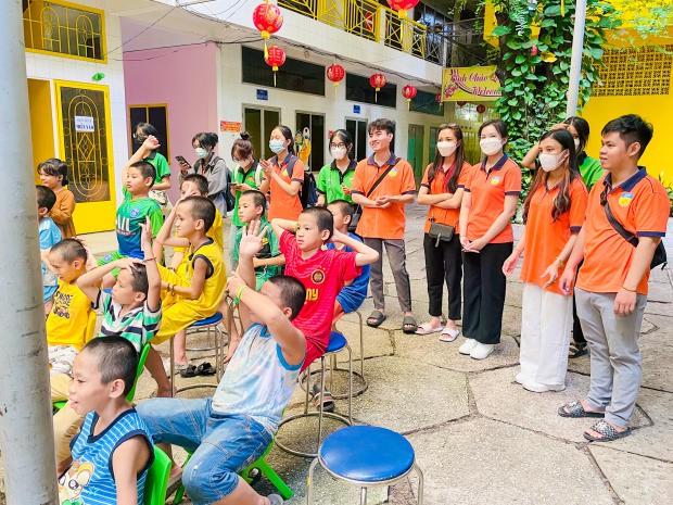 Đội Thanh niên Xung kích HUTECH mang Trung thu đến cho các em nhỏ tại chùa Kỳ Quang II 64