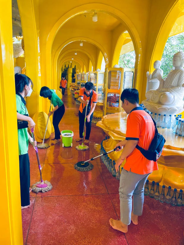 Đội Thanh niên Xung kích HUTECH mang Trung thu đến cho các em nhỏ tại chùa Kỳ Quang II 67