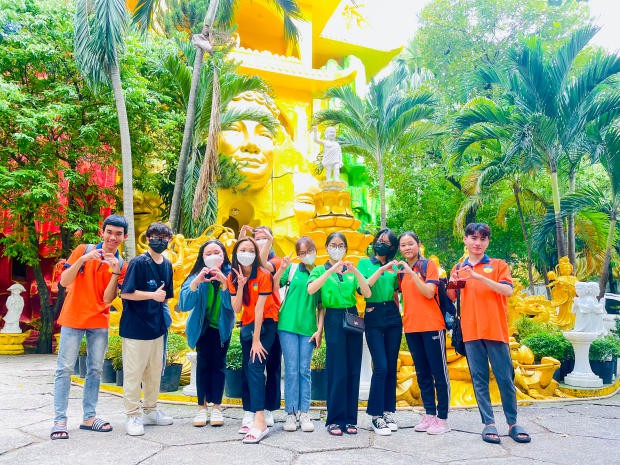 Đội Thanh niên Xung kích HUTECH mang Trung thu đến cho các em nhỏ tại chùa Kỳ Quang II 73