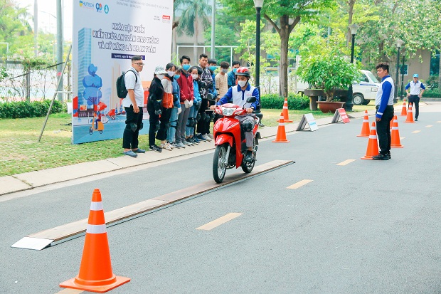 Sinh viên Viện kỹ thuât tham gia Ngày hội An toàn giao thông HUTECH 101