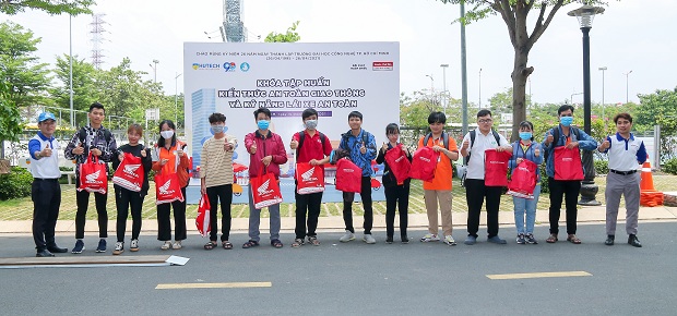 Sinh viên Viện kỹ thuât tham gia Ngày hội An toàn giao thông HUTECH 116
