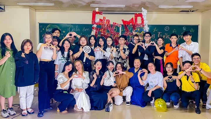 Sinh viên Khoa Dược và Khoa Nhật Bản học đem “Giấc mơ trăng rằm” tới các em nhỏ Trường Tiểu học Tầm Vu 39