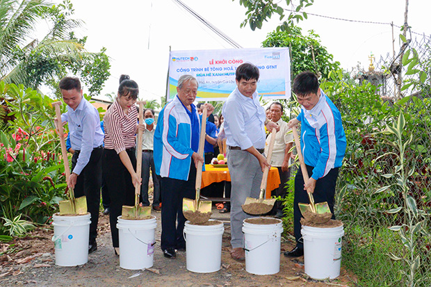 Mùa hè xanh HUTECH 2022: Khởi công 02 công trình giao thông nông thôn tại huyện Cai Lậy 69