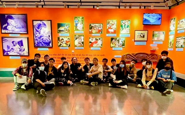 Sinh viên Kiến trúc - Mỹ thuật tham quan thực tế tại Bảo tàng Chứng tích Chiến tranh 44