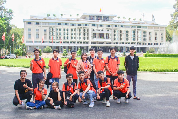 Sinh viên Kiến trúc - Mỹ thuật HUTECH khởi động năm học mới cùng “tour” dạo quanh Kiến trúc Sài Gòn xưa 90