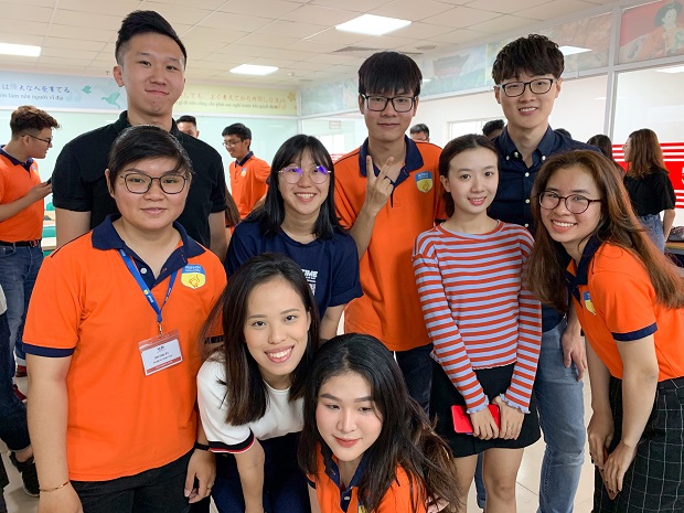 Sinh viên Singapore trải nghiệm văn hóa Việt Nam tại HUTECH 32
