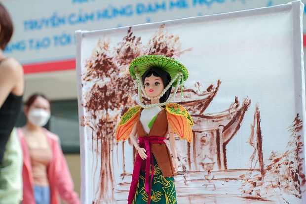 "Bản lĩnh Việt Nam" đầy kiêu hãnh tại triển lãm Chung kết cuộc thi Thiết kế thời trang Búp bê Barbie 158