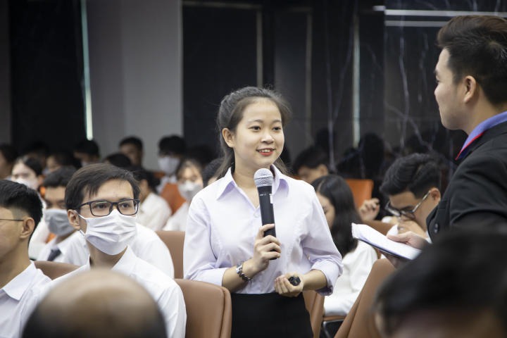 Các bạn sinh viên Tài chính - Ngân hàng tự tin giao lưu, đặt câu hỏi tại chương trình  HUTECH 2
