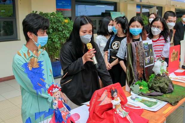 "Bản lĩnh Việt Nam" đầy kiêu hãnh tại triển lãm Chung kết cuộc thi Thiết kế thời trang Búp bê Barbie 42