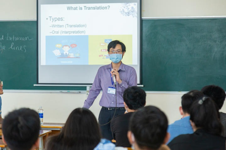 Sinh viên Khoa Tiếng Anh tìm hiểu về phương pháp dịch thuật tại hội thảo "An overview of translation techniques" 10