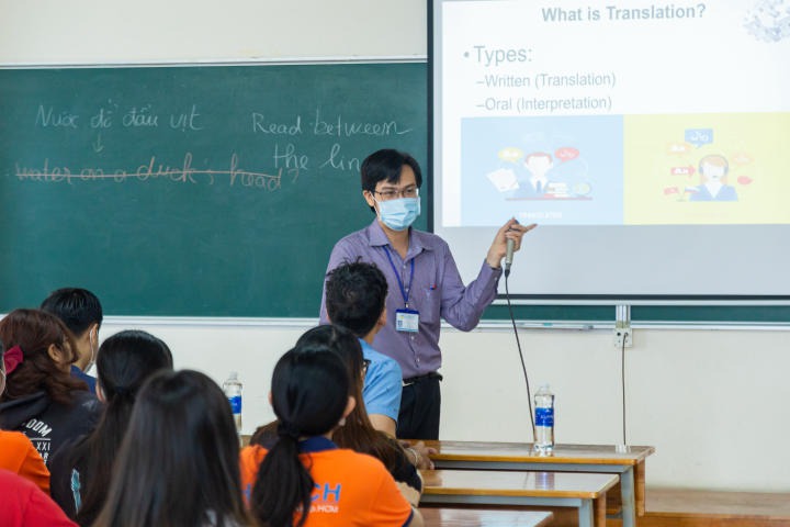 Sinh viên Khoa Tiếng Anh tìm hiểu về phương pháp dịch thuật tại hội thảo "An overview of translation techniques" 36