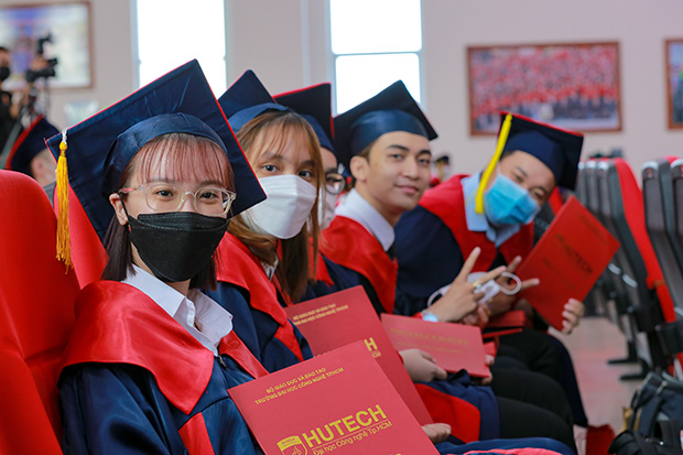 Các Tân Thạc sĩ, Cử nhân, Kỹ sư, Kiến trúc sư, Dược sĩ HUTECH rộn ràng tốt nghiệp 201