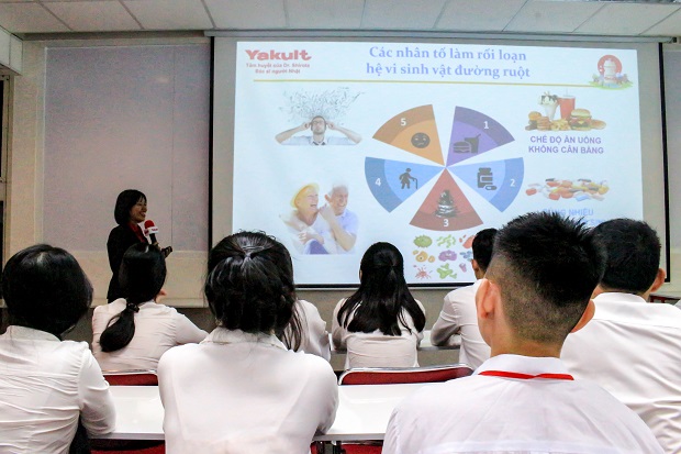 Sinh viên VJIT tìm hiểu dây chuyền sản xuất sản phẩm của Yakult 32