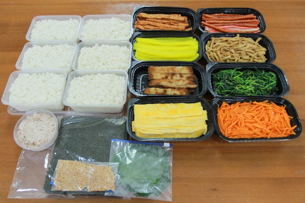Sinh viên Viện Công nghệ Việt - Hàn (VKIT) trải nghiệm văn hóa ẩm thực Hàn Quốc với món ăn trứ danh Kimbap 75