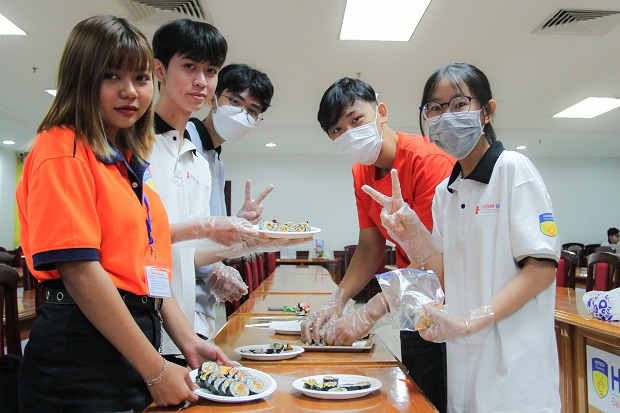 Sinh viên Viện Công nghệ Việt - Hàn (VKIT) trải nghiệm văn hóa ẩm thực Hàn Quốc với món ăn trứ danh Kimbap 111