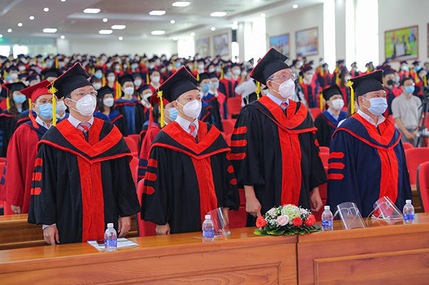 HUTECH trao bằng tốt nghiệp cho các Tiến sĩ, Thạc sĩ, Kỹ sư và cử nhân 26