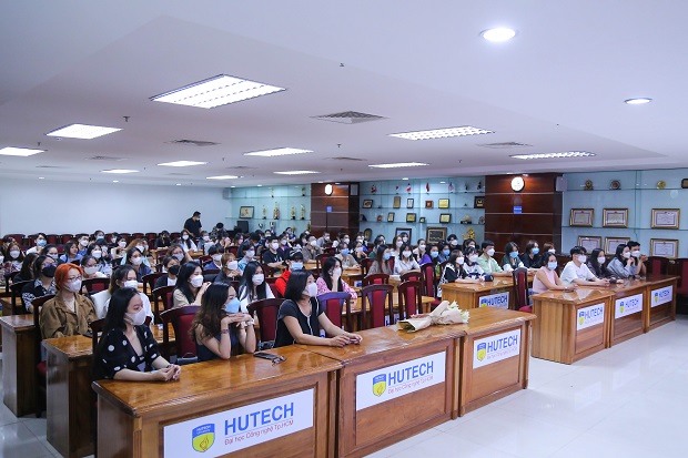 Sinh viên HUTECH khám phá hành trình kết hợp thời trang và quảng bá du lịch từ NTK Lê Thanh Hòa 68
