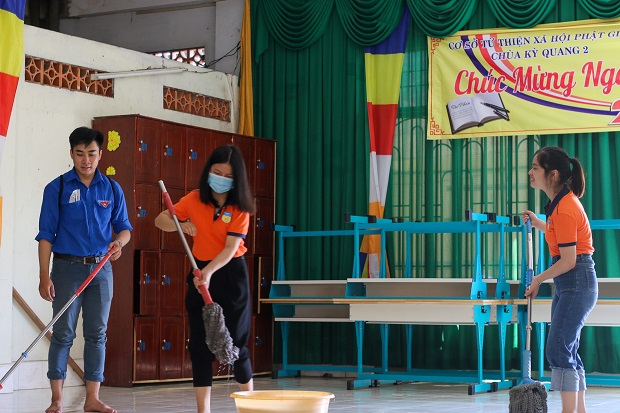 Sinh viên Luật HUTECH mang tết Thiếu nhi đến cho trẻ em chùa Kỳ Quang II 34