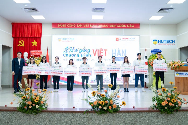 Trống khai giảng đã điểm, sinh viên Viện Công nghệ Việt - Hàn chính thức khởi động năm học mới 130