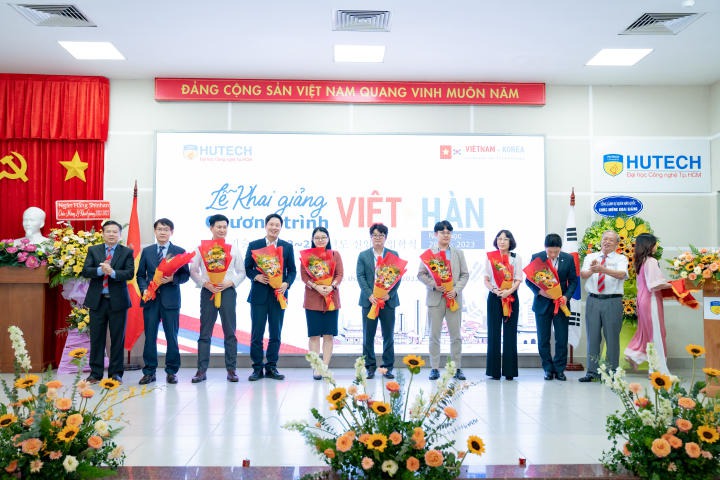 Trống khai giảng đã điểm, sinh viên Viện Công nghệ Việt - Hàn chính thức khởi động năm học mới 136