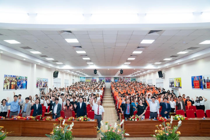 Trống khai giảng đã điểm, sinh viên Viện Công nghệ Việt - Hàn chính thức khởi động năm học mới 146
