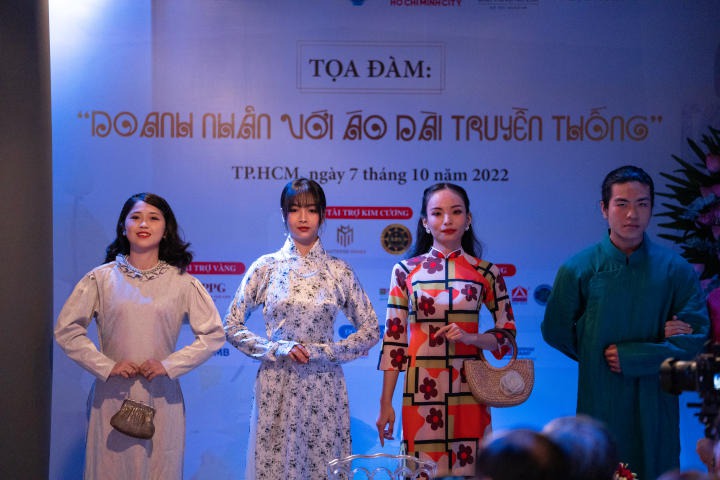 日本学部の学生が展示会でベトナムのアイデンティティについて学ぶ 