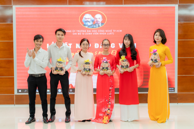 Chi bộ 13 tổ chức Lễ kết nạp Đảng viên và khen thưởng Đảng viên - sinh viên đạt danh hiệu Sinh viên 5 tốt 96