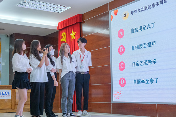 Sinh viên Khoa Trung Quốc học tranh tài “Giải mã giáp cốt văn” 67