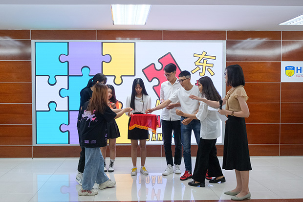 Sinh viên Khoa Trung Quốc học tranh tài “Giải mã giáp cốt văn” 91