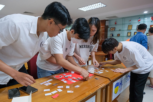 Sinh viên Khoa Trung Quốc học tranh tài “Giải mã giáp cốt văn” 102