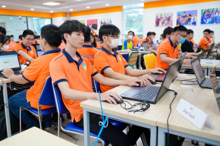 Hơn 20 đội thi tranh tài sôi nổi tại cuộc thi "Sinh viên với An toàn thông tin HUTECH" 48