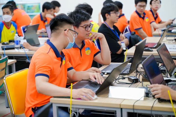 Hơn 20 đội thi tranh tài sôi nổi tại cuộc thi "Sinh viên với An toàn thông tin HUTECH" 50