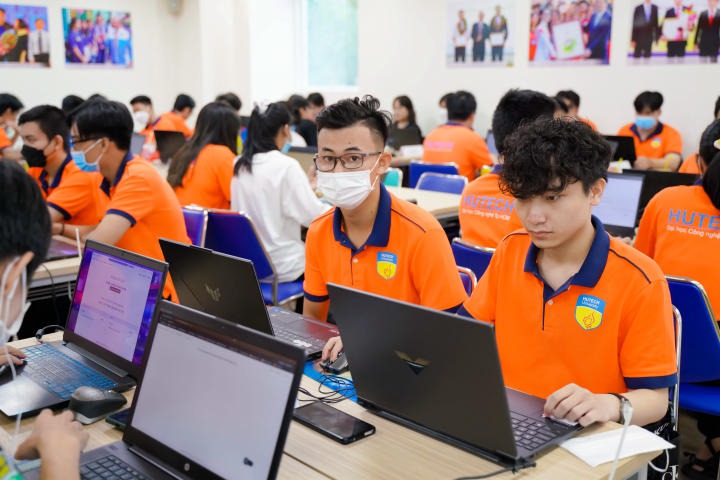 Hơn 20 đội thi tranh tài sôi nổi tại cuộc thi "Sinh viên với An toàn thông tin HUTECH" 53