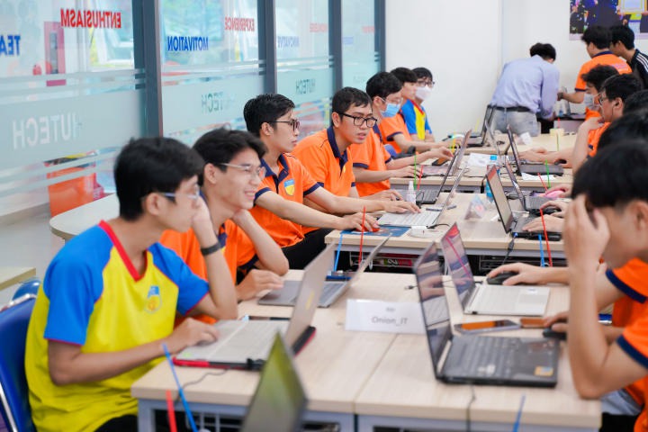 Hơn 20 đội thi tranh tài sôi nổi tại cuộc thi "Sinh viên với An toàn thông tin HUTECH" 55