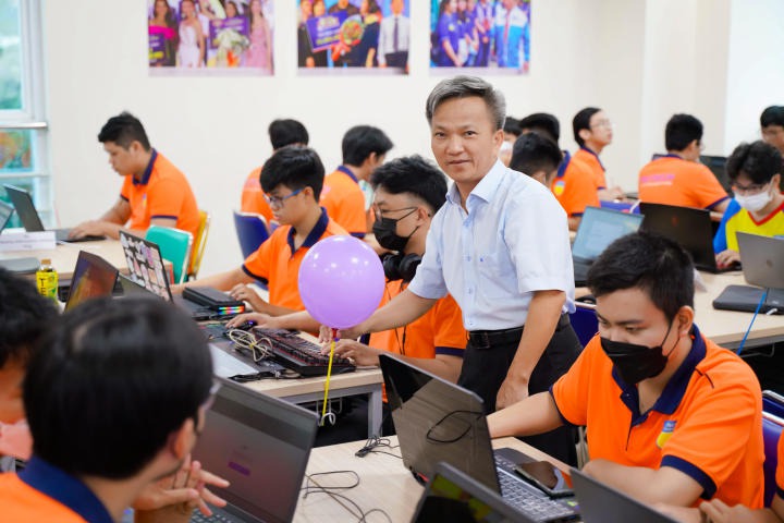 Hơn 20 đội thi tranh tài sôi nổi tại cuộc thi "Sinh viên với An toàn thông tin HUTECH" 60