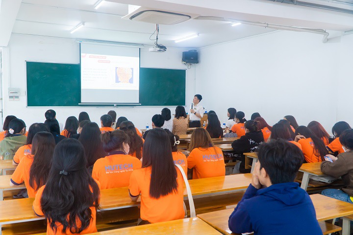 胡志明市科技大學中文系大學生科研培訓交流會成功舉辦 9